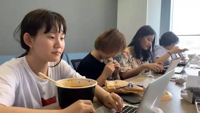 德州扑克教学_WST美女导师搞笑视频_德州扑克视频教学