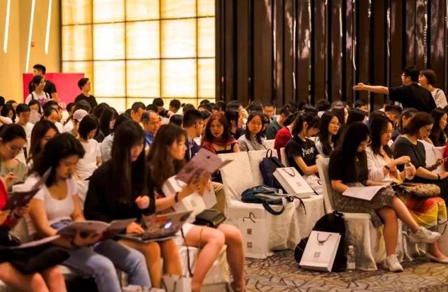 德州扑克教学_WST美女导师搞笑视频_德州扑克视频教学
